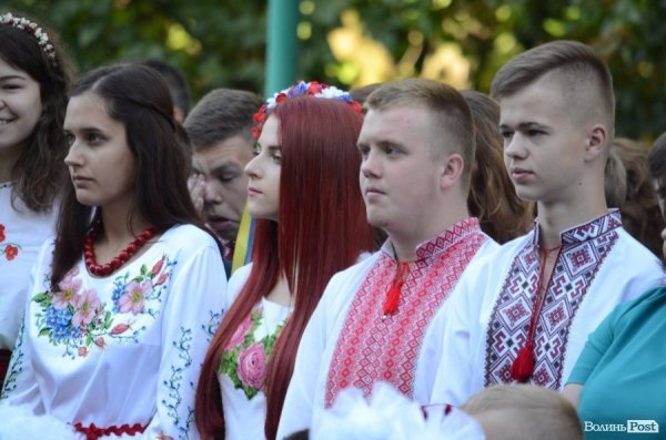 Перший дзвоник у луцьких школах. ФОТОРЕПОРТАЖ