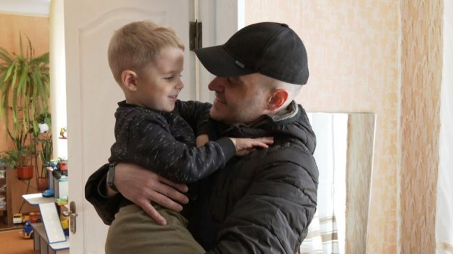 Морпіх, який був 2,5 роки в російському полоні, зустрівся зі сім'єю на Волині. ВІДЕО