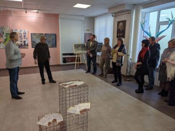 До 60-ліття Луцької художньої школи відкрилася виставка картин випускників різних років.ФОТО.