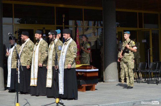 «Був сміливим, добрим і завжди допомагав»: у Луцьку попрощалися з Героєм Юрієм Лавренчуком. ФОТОРЕПОРТАЖ