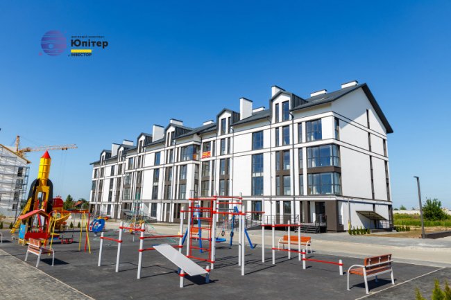 Біля першого будинку облаштований дитячий майданчик