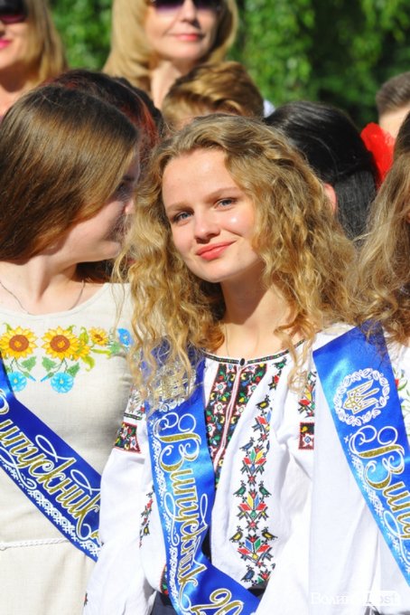 Емоції, квіти, вишиване вбрання: останній дзвоник у луцькій гімназії. ФОТО