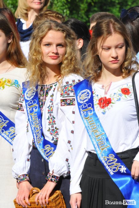 Емоції, квіти, вишиване вбрання: останній дзвоник у луцькій гімназії. ФОТО