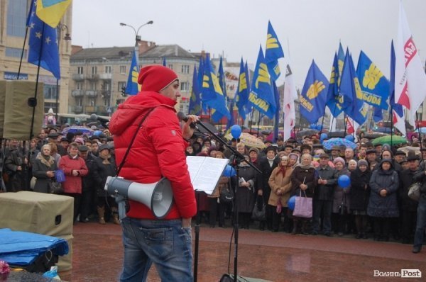 Євромайдан у Луцьку: людей кличуть на мітинг під міськрадою. ФОТО 