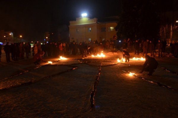 У центрі Луцька на честь Героїв Крут палав тризуб. ФОТО. ВІДЕО