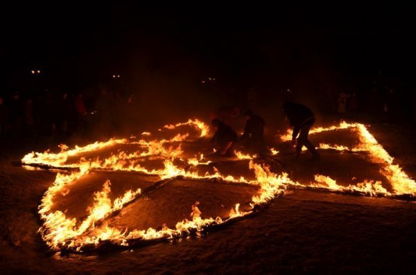 У центрі Луцька на честь Героїв Крут палав тризуб. ФОТО. ВІДЕО