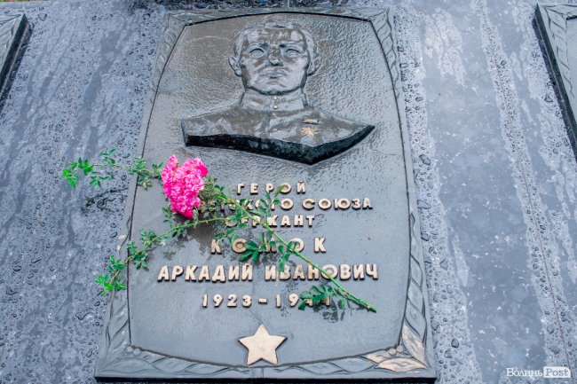 Скорбота і квіти: у Луцьку вшанували жертв війни. ФОТО