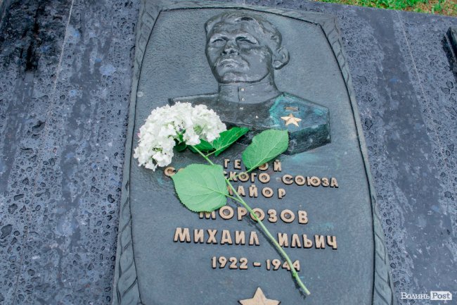 Скорбота і квіти: у Луцьку вшанували жертв війни. ФОТО