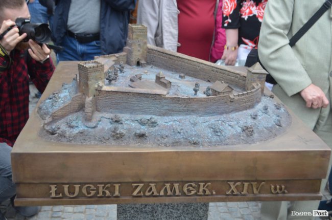 Замок Любарта на дотик: у Луцьку встановили бронзовий макет твердині. ФОТО