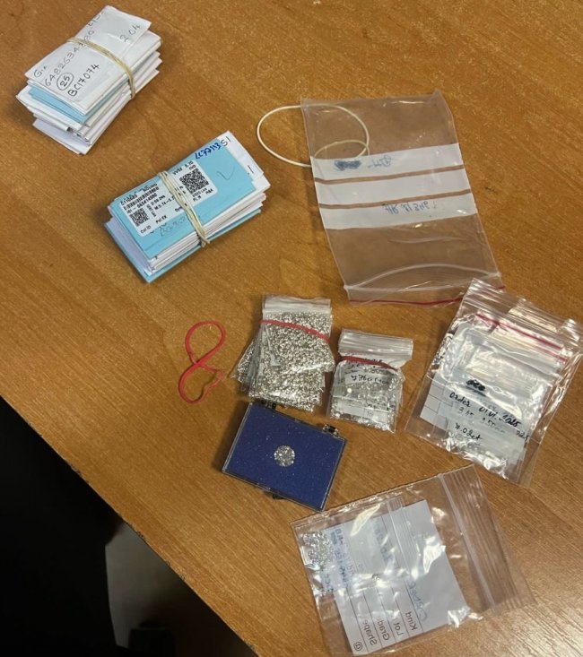 Через «Ягодин» намагались провезти 28 тисяч камінців-діамантів