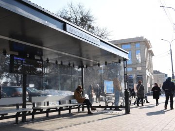 У центрі Луцька вандал розписав лавку «розумної зупинки». ВІДЕО