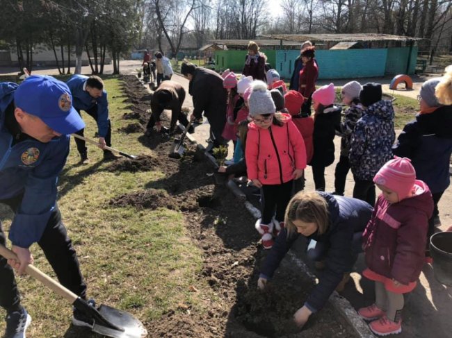 Заради майбутнього: «Побратими України» саджали дерева з дошкільнятами у Луцьку. ФОТО