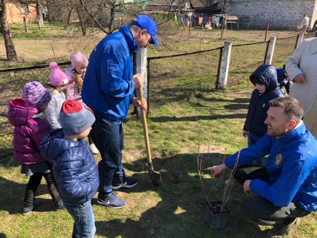 Заради майбутнього: «Побратими України» саджали дерева з дошкільнятами у Луцьку. ФОТО