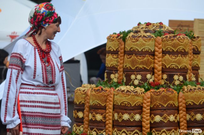 Урожай, частування та співи: у Луцьку святкують «Обжинки»