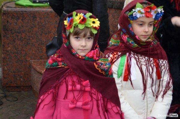 У Луцьку співали біля пам'ятника Миколаю. ФОТО