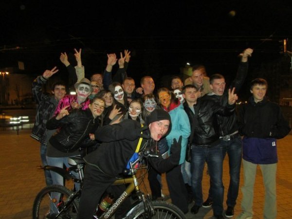 Хелловін у Луцьку: Ку-Клукс-Клан, мерці та тварини. ФОТО