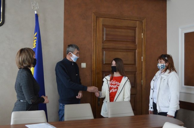 На Волині 18-річна дівчина отримала квартиру від міськради. ФОТО