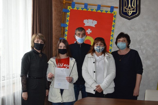 На Волині 18-річна дівчина отримала квартиру від міськради. ФОТО