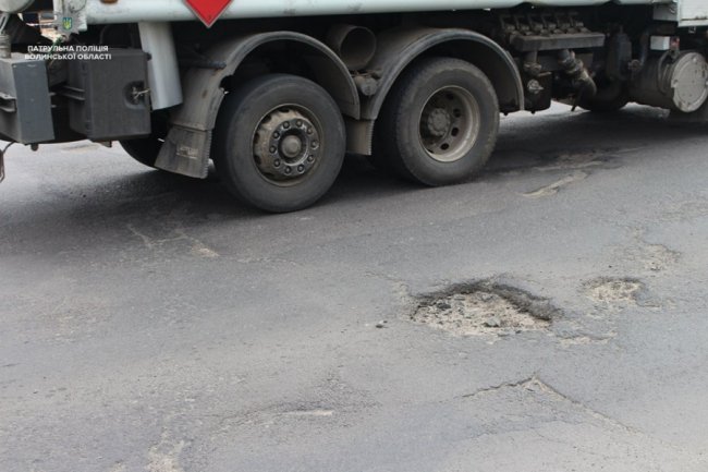 У Луцьку на Львівській – ями завглибшки понад 6 сантиметрів