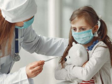 Чому діти почали частіше хворіти на Covid-19: ВООЗ дала пояснення 