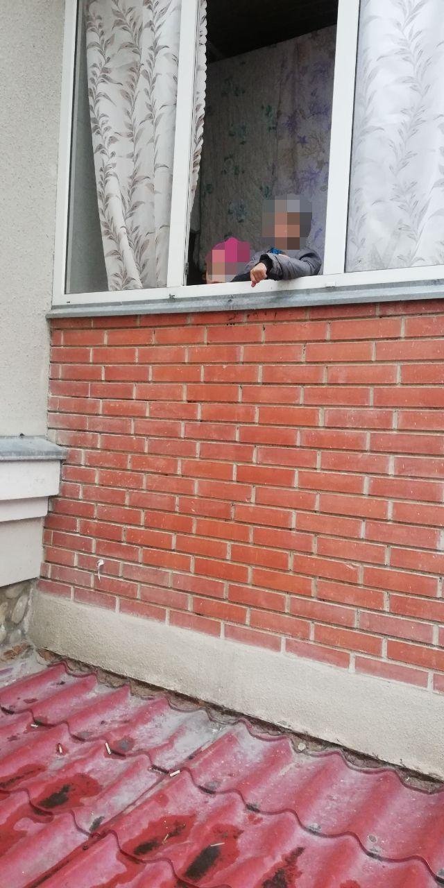 Голодні кликали на допомогу: на Прикарпатті мати на кілька днів залишила дітей вдома