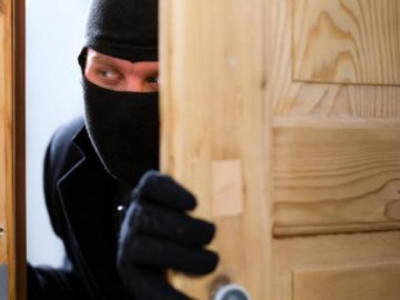 Не злякався навіть собак: у селі на Волині злодій обікрав будинок