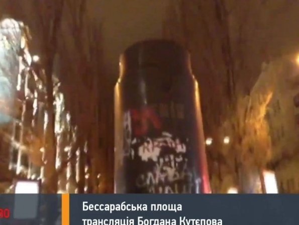 У Києві зруйнували пам'ятник Леніну. ФОТО. ВІДЕО