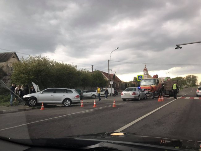Поблизу Луцька сталася ДТП: водій одного з авто збив дорожній знак.ФОТО