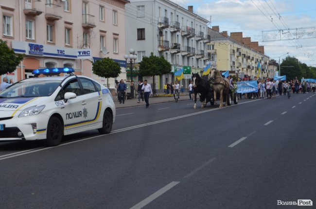 Молодята, транспаранти, усмішки: Луцьком пройшов «парад щасливих родин»