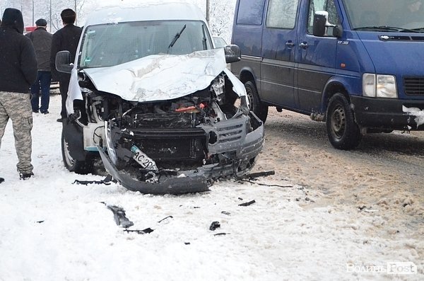 Аварія під Луцьком: зіткнулися автобус і фургон. ФОТО