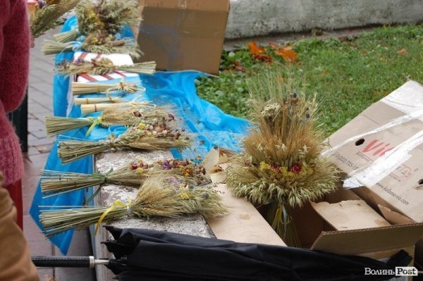 Свято і гроші: у Луцьку діти торгують вже освяченими «маковійчиками». ФОТО