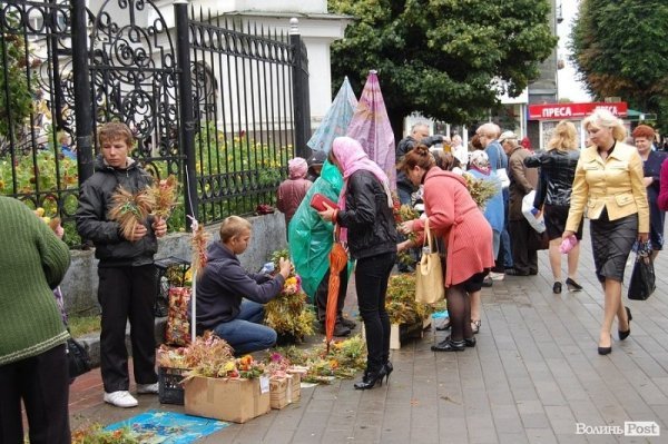 Свято і гроші: у Луцьку діти торгують вже освяченими «маковійчиками». ФОТО