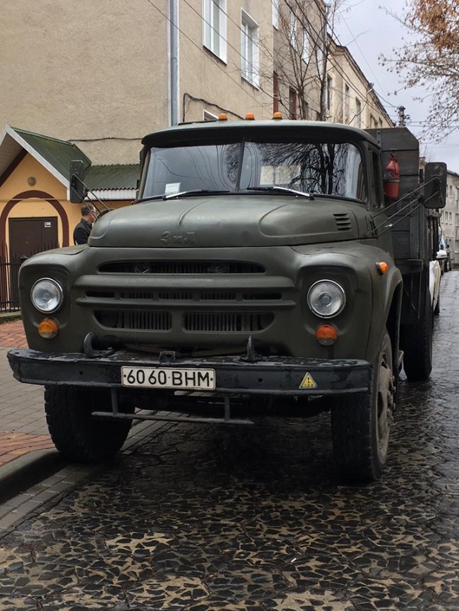У Луцьку вантажівка комунальників зіткнулася з легковиком