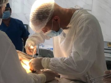 Волинський лікар видалив чималий камінь із жовчного пацієнта без розрізів 
