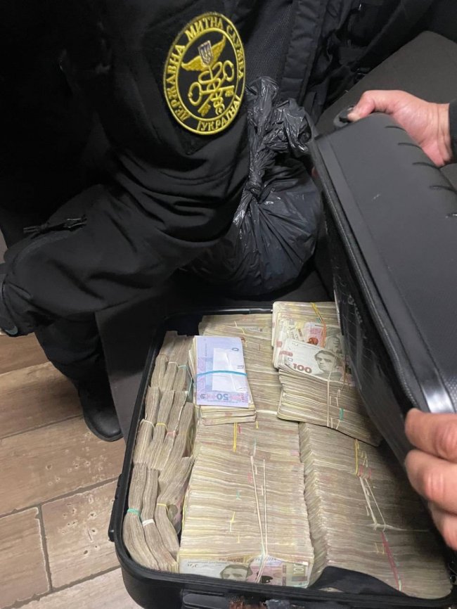 Волинські митники затримали громадян, які намагалися провезти через кордон дві валізи з грошима