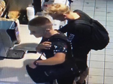 У Луцьку підлітки винесли з магазину телефон. ФОТО