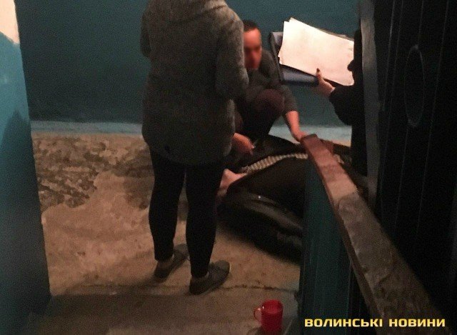 У під'їзді луцької багатоповерхівки знайшли мертвого чоловіка. ФОТО
