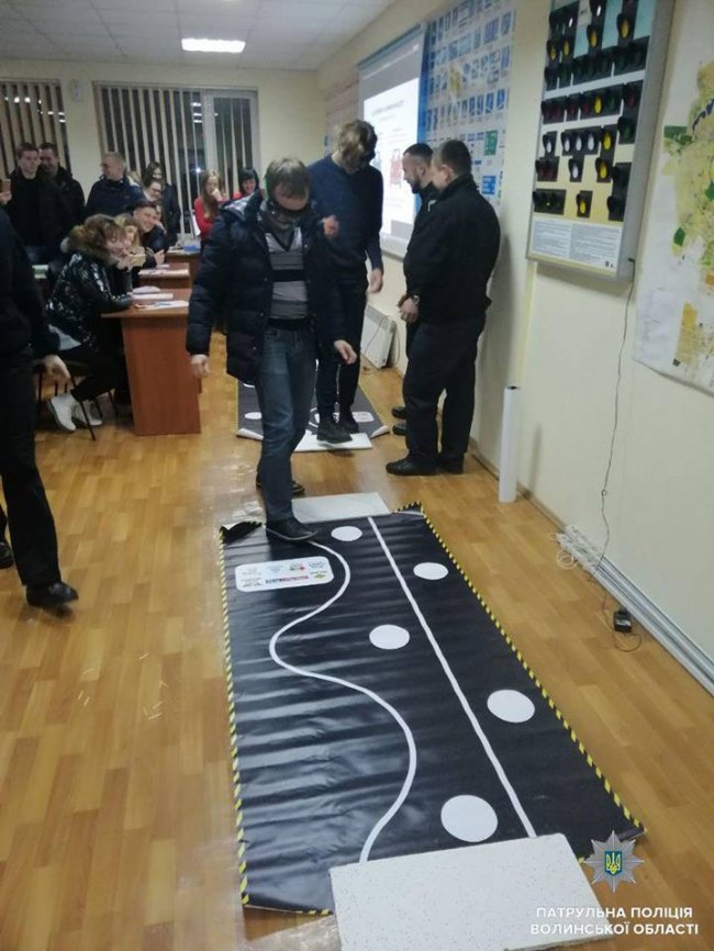 У Луцьку в автошколі патрульні презентували «п'яні» окуляри