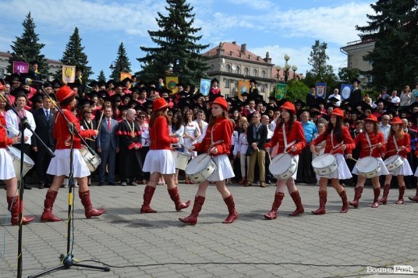 Розпочали дійство дівчата-барабанщиці 