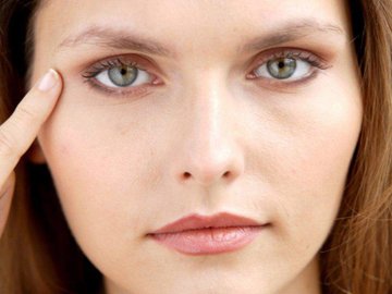 Чому з’являються мішки і темні кола під очима?