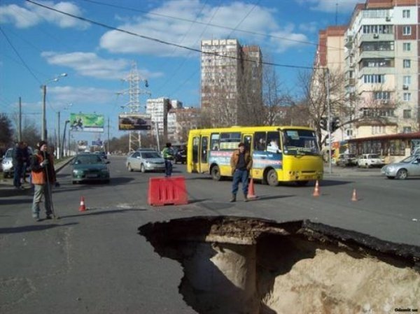В Одесі посеред дороги утворилася 6-метрова яма. ФОТО
