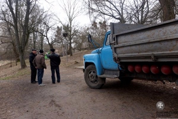 У Луцьку прибирають узбережжя Сапалаївки. ФОТО 