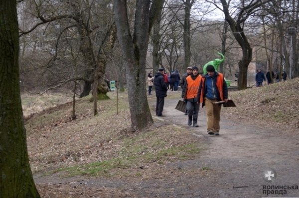У Луцьку прибирають узбережжя Сапалаївки. ФОТО 