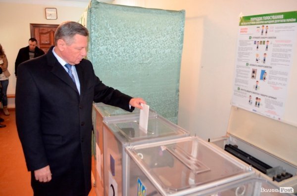 Мер Луцька прийшов на виборчу дільницю разом із дружиною. ФОТО. ДОПОВНЕНО