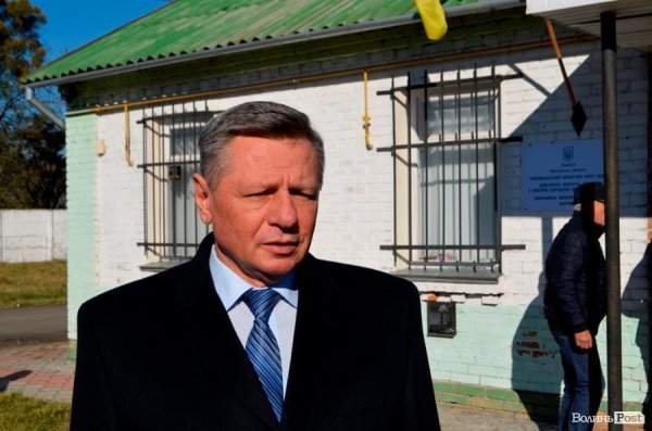 Мер Луцька прийшов на виборчу дільницю разом із дружиною. ФОТО. ДОПОВНЕНО