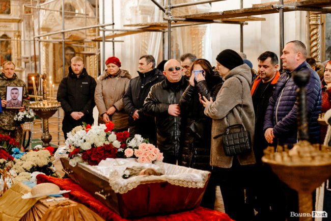 «Вивільнюємося ціною життя Героїв»: у Луцьку попрощалися із Владиславом Недільком. ФОТО