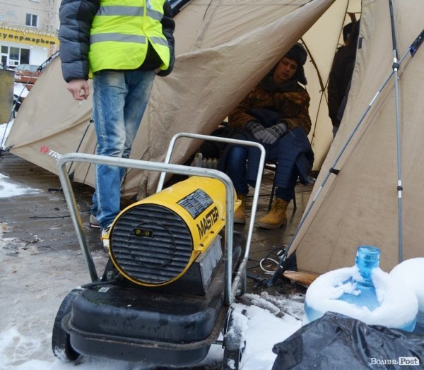 Зима прийшла: луцький Євромайдан мало не знесло вітром. ФОТО