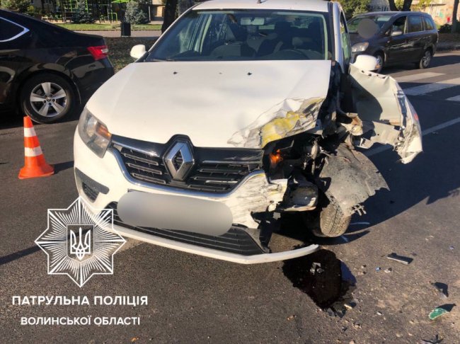 У Луцьку на проспекті Молоді автомобіль зіткнувся із маршруткою