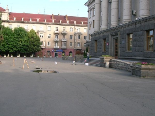 З головного корпусу найбільшого університету Волині через аварійний стан зняли тризуб. ФОТО