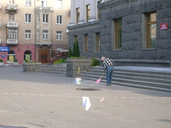 З головного корпусу найбільшого університету Волині через аварійний стан зняли тризуб. ФОТО